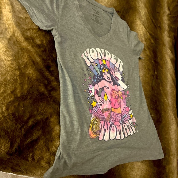 WOMENS WONDER WOMAN V NECK SHORT SLEEVE TEE XS - Picture 4 of 6